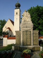 Pfarrkirche Tacherting mit Kriegerdenkmal