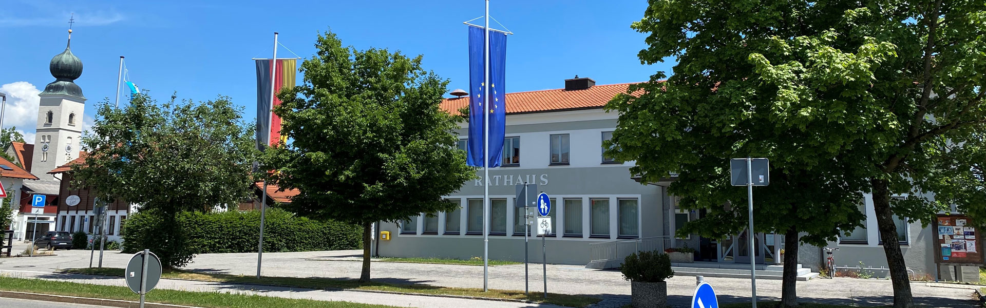 Header Gemeinde Tacherting - Rathaus und Kirche